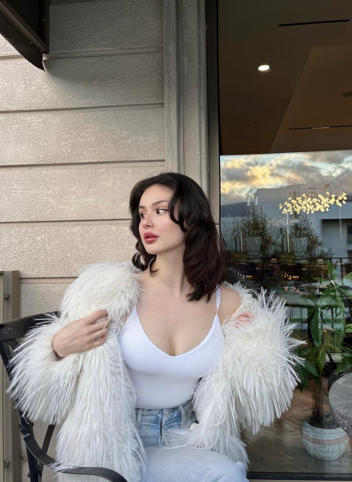 Genceli Başarıya Odaklanmış Kadın Escort Eylül